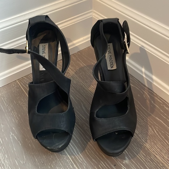 Steve Madden Black Wedges - Picture 2 of 5